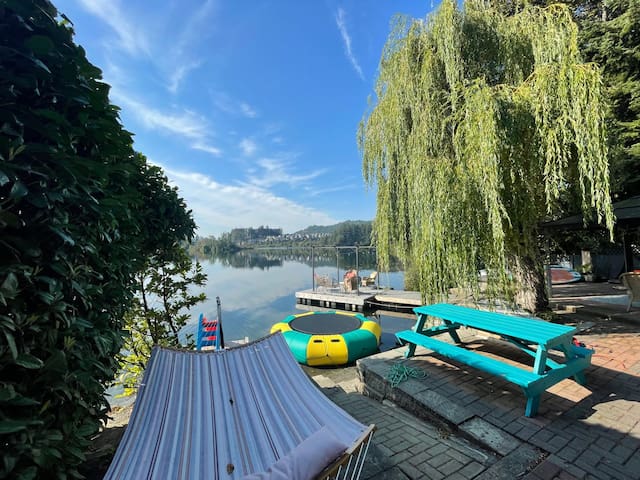 Stunning Lakefront Retreat with Hot-tub
