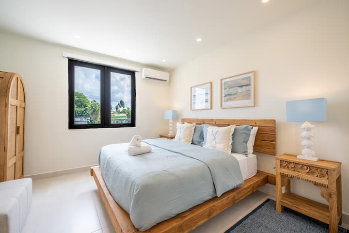 Habitación luminosa con cama king, AC, closet y vista al exterior