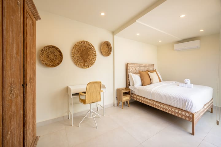 Habitación acogedora en el guest house con cama king, AC, escritorio, closet, con tonos suaves y detalles artesanales