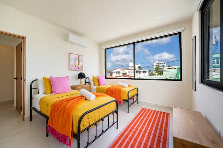 Habitación con dos camas individuales, ideal para grupos o familias