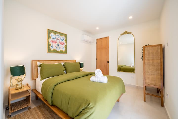 Habitación principal con cama amplia y textiles suaves para un descanso reparador y baño ensuite