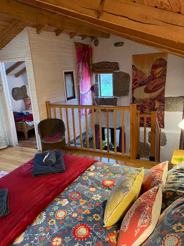 La deuxième chambre s'ouvre sur la chambre principale donc elle convient vraiment aux enfants