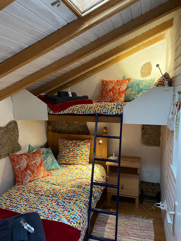 Deuxième chambre confortable avec deux lits simples sur toute la longueur
