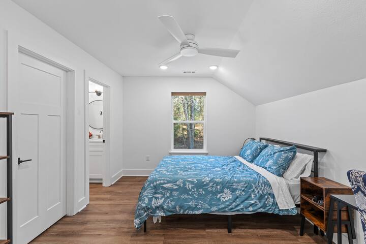 Dormitorio 3 - Ubicado en el segundo piso.  Cama tamaño queen y baño privado con bañera. Incluye escritorio de trabajo/tocador.