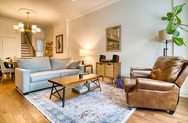 Luxe 3BR House in Downtown Toronto | Free Parking