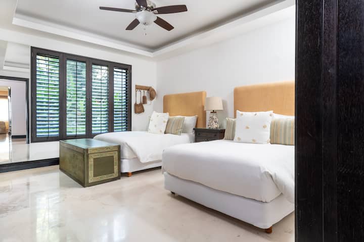 Совршено за семејства или групи – спални соби со прилагодлив аранжман за спиење 2 брачни кревета
