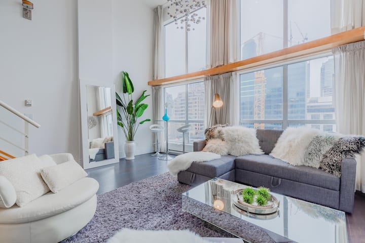 Beautiful Bright Downtown Loft/sleeps 6 - British Columbia