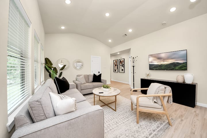 Este sofá se convierte en una cama tamaño queen para dormir hasta 2 personas. Encontrarás sábanas adicionales en el armario. 