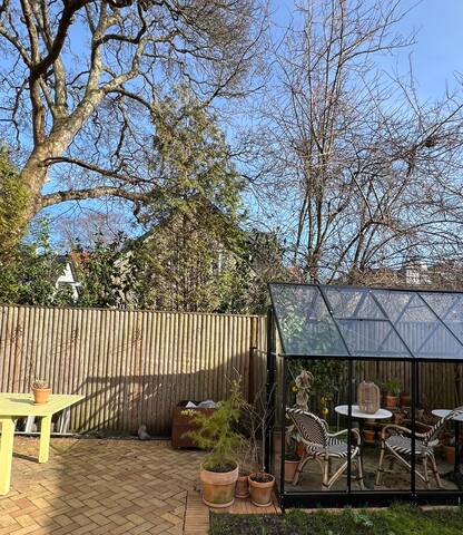 Grand 8-room apartment with private garden gallery image 5