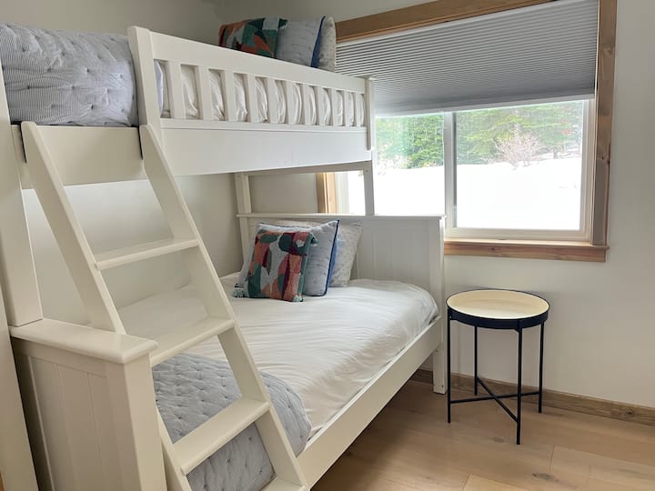 habitación doble sobre litera completa.