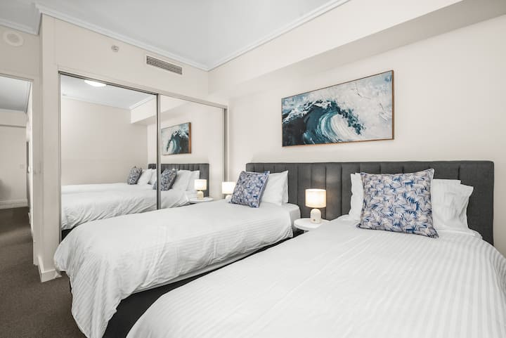 Habitación 1 - Cama tamaño king o se puede dividir en dos camas individuales bajo petición. Televisión en todas las habitaciones.