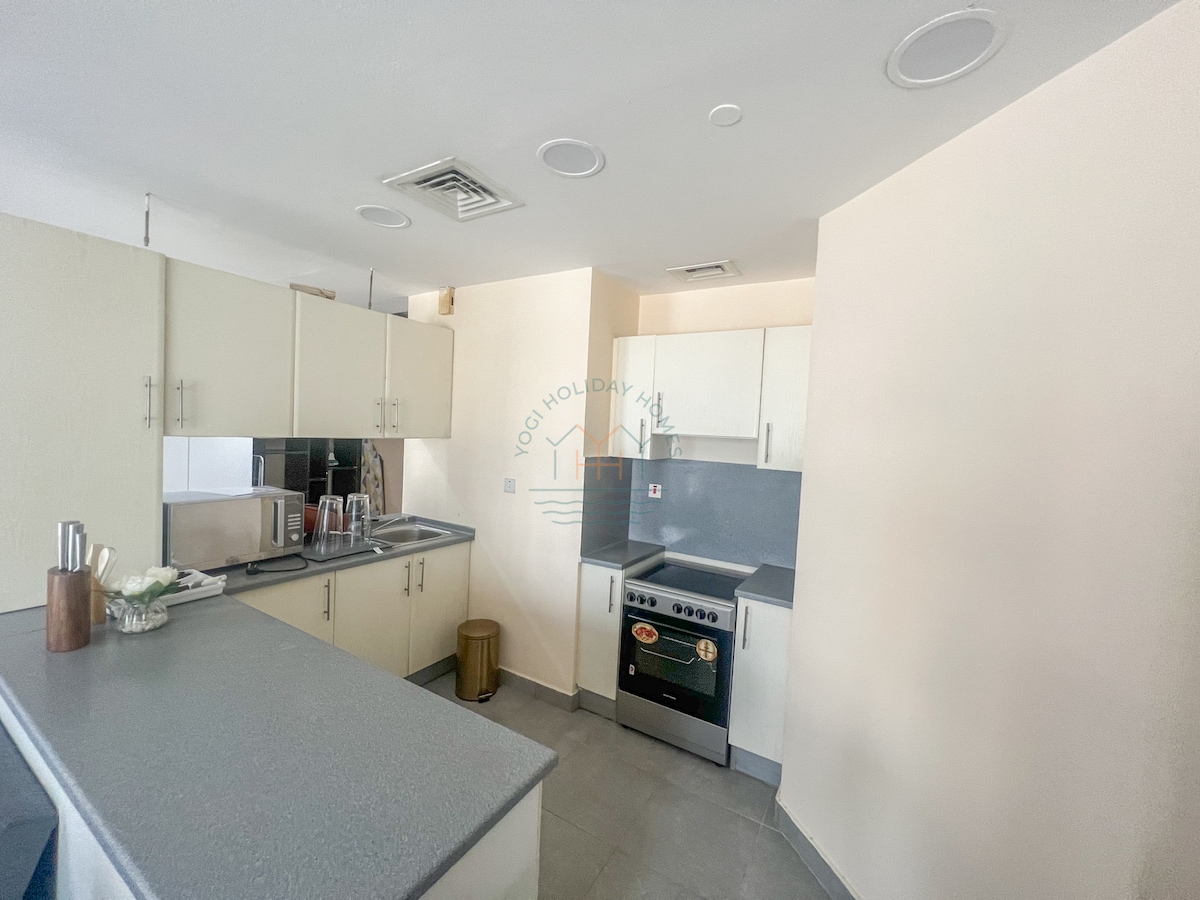 Top Airbnb: Snug Studio With City Views, Perfect For Couples in Al Thanyah First