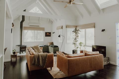 Successful Airbnb property: Cozy Cottage with large Gardens and close to town in Shire Of Hepburn