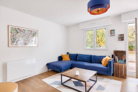 Top performing Airbnb: 2-bedroom apartment with terrace and private parking in Dervallières Zola