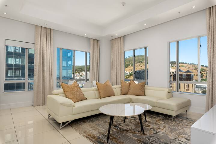 Luxe City Apartment With Mountain Views | Pool