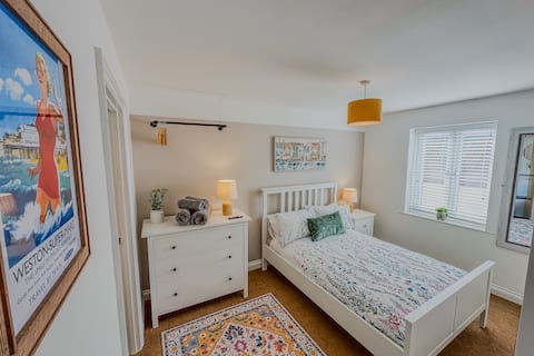 Parking | Fast WiFi | Short Walk to Beach+Town