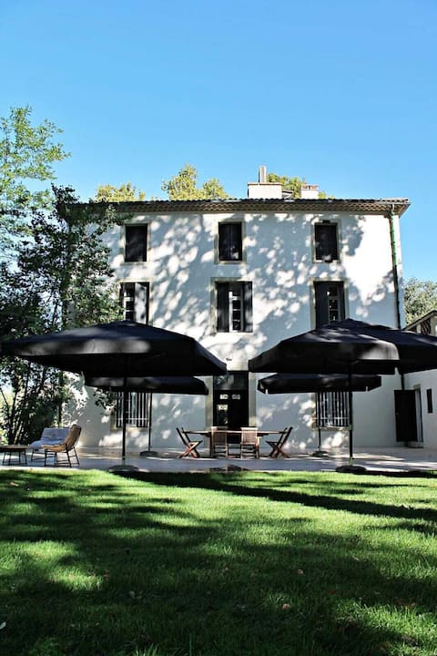 Exceptional building on 1 ha of private land