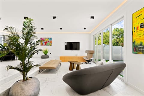 Top Airbnb: Luxury Villa Retreat Private Pool Design District in Buena Vista West