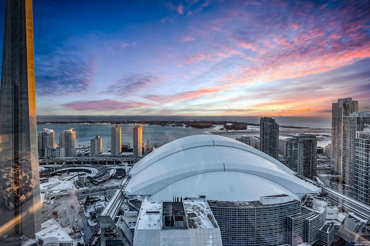 Modern Penthouse CN Tower+Lake Sunset View|Sleeps8 gallery image 4