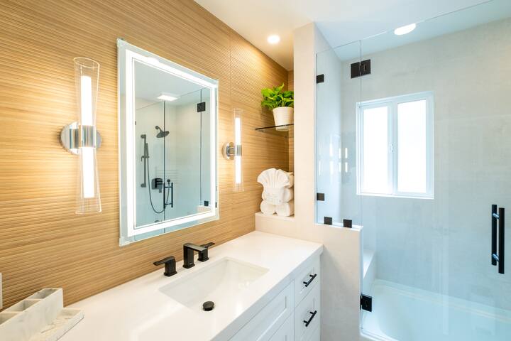 Luxury Family 4BR House & Spa Yard AC Garage BBQ gallery image 5