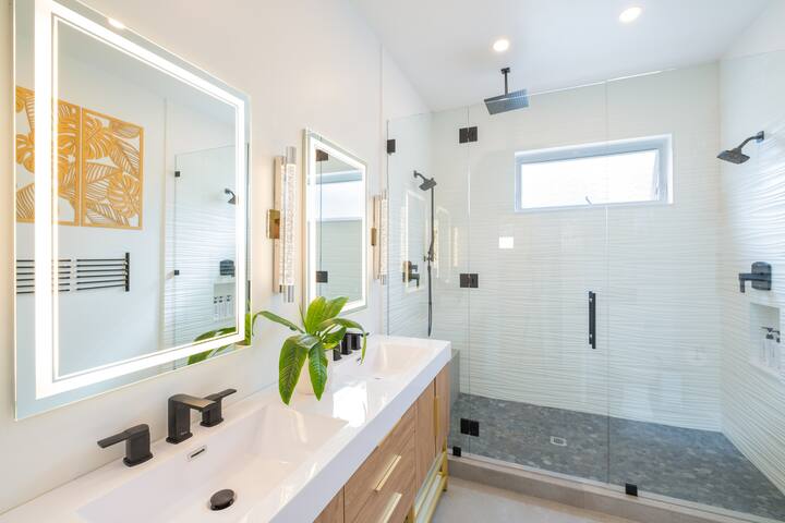 Luxury Family 4BR House & Spa Yard AC Garage BBQ gallery image 4