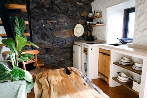 Airbnb em destaque: Casa Lua - Quinta Falcões do Sol [Falcões do Sol Farm] em Fajã Da Ovelha
