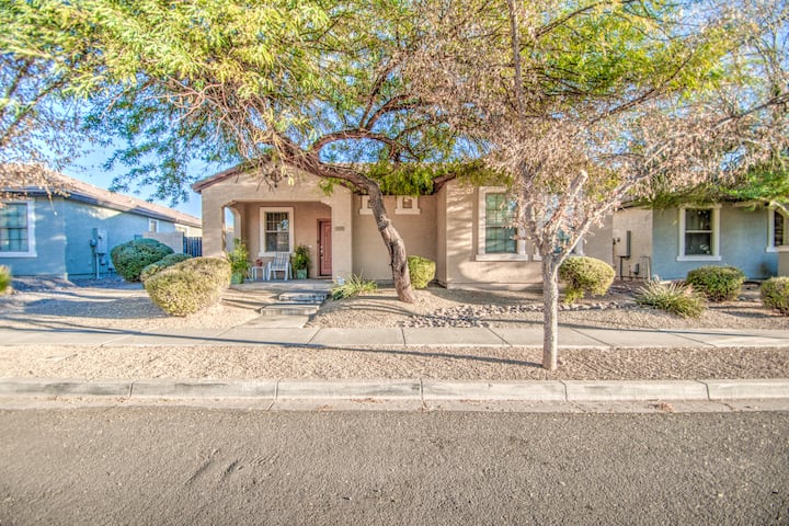 3 Bedroom Hideaway In Gilbert! - Gilbert, AZ