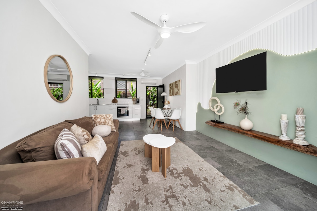 Propiedad de Airbnb exitosa: Lux in the City 1 Bedroom Apt with Pool, Sleeps 3 en Cairns North