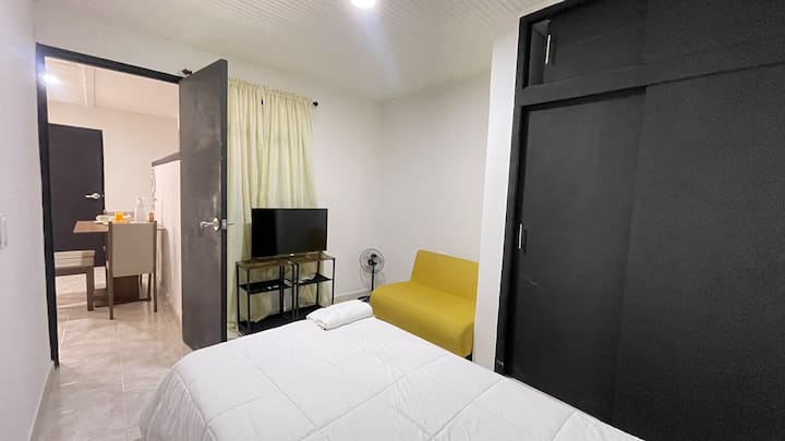 Habitación luminosa con una cama sencilla y confortable.