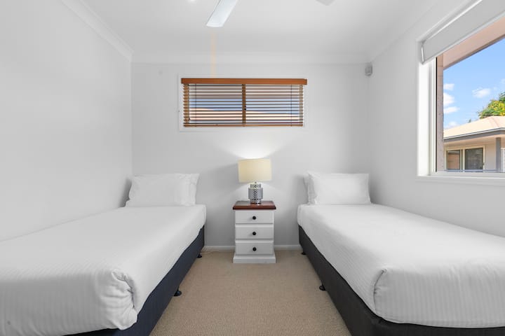 Iko kwenye ghorofa ya juu, pumzika katika chumba cha kulala cha pili na vitanda viwili vya mtu mmoja, feni ya dari na mwanga laini wa asili unaotiririka kupitia dirishani kwa ajili ya mapumziko ya usiku yenye utulivu.