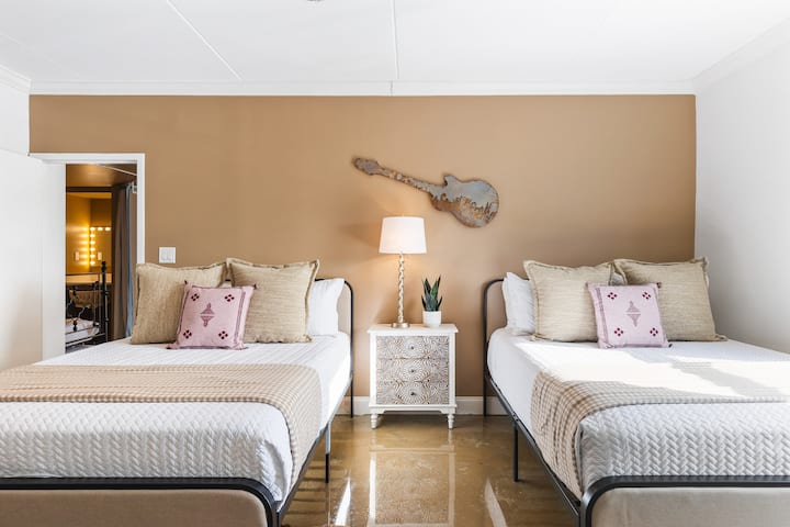 Dormitorio #1 con camas tamaño queen, persianas que oscurecen la habitación y un montón de espacio de almacenamiento de ropa y baño completo adjunto. 