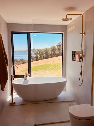 Luxury Modern Barn – Water & Vineyard Views