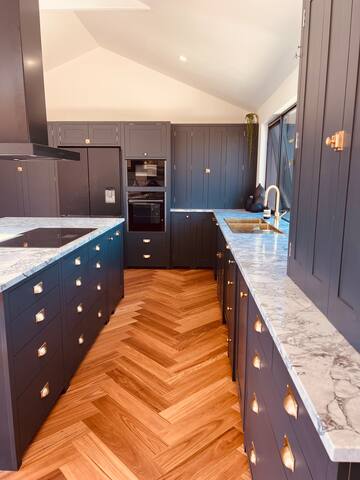 Luxury Modern Barn – Water & Vineyard Views gallery image 3