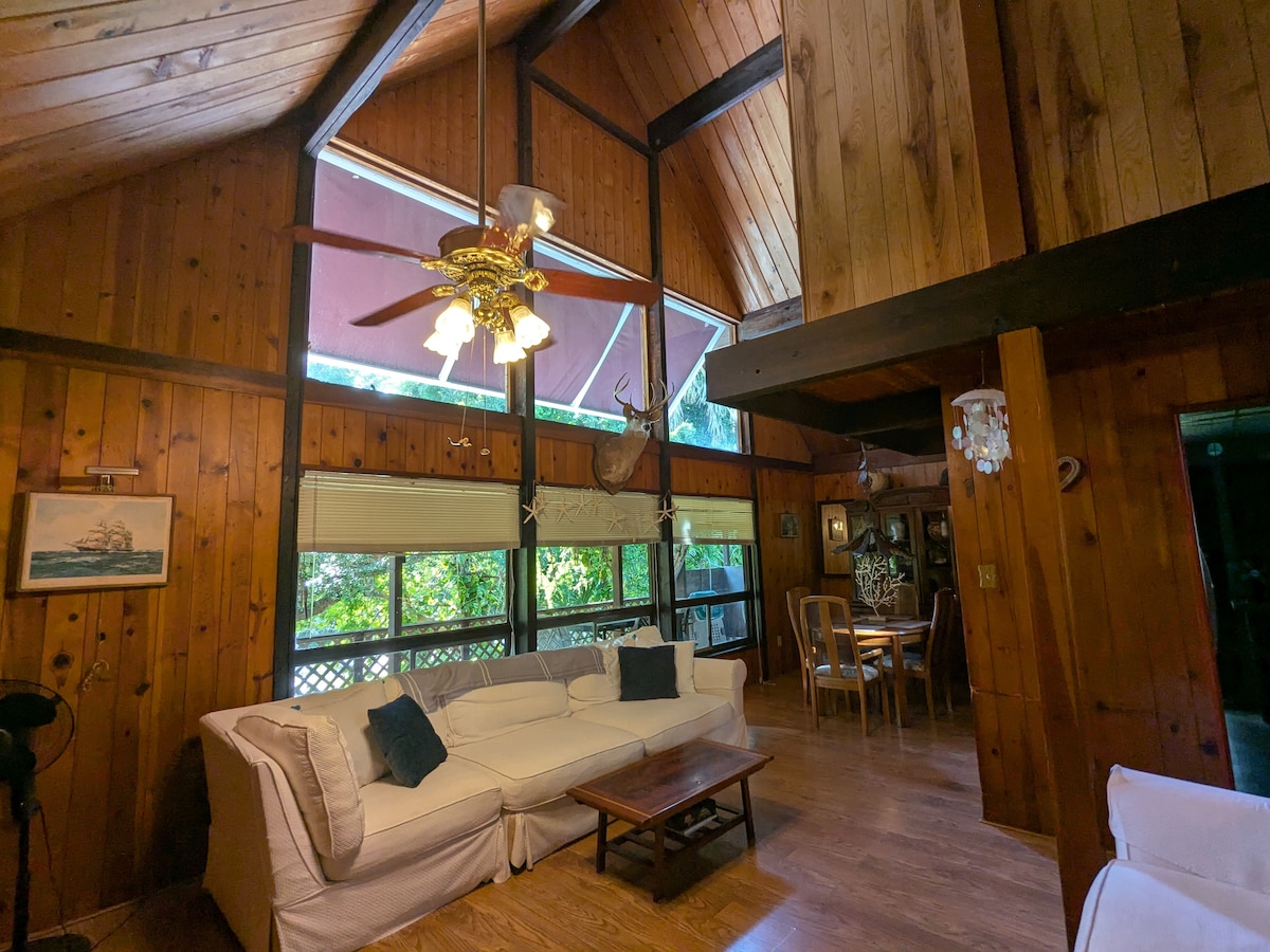 夸张的拱形天花板和大窗户将户外美景带入室内。