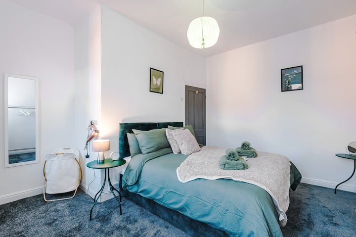 Modern Home | Sleeps 8 | Parking | Salford Royal - Bolton