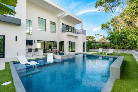 Salt Haus NEW 6B/6B Heated Pool/Spa walk to beach!
