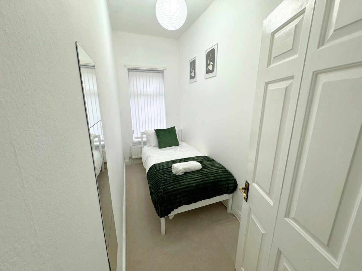 Idealno za djecu, prijatelje ili druge - elegantno i iznimno udobno s ogledalom i ormarom pune dužine.