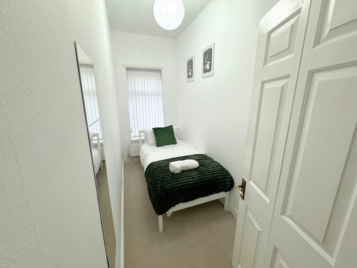 เหมาะสำหรับเด็ก เพื่อน หรือคนอื่นๆ มีสไตล์และสะดวกสบายสุดๆ พร้อมกระจกยาวเต็มตัวและตู้เสื้อผ้า