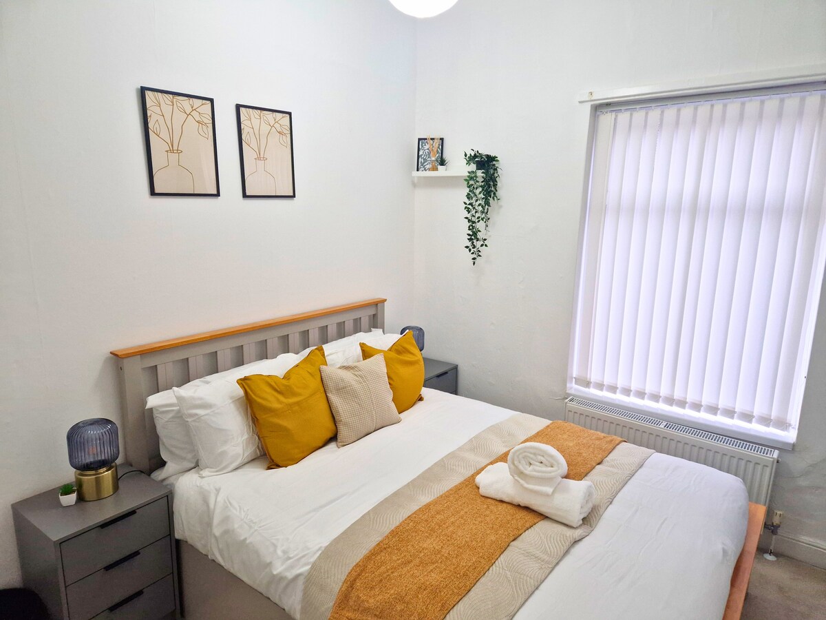 Elegantna spavaća soba ima plišani bračni krevet s ormarom 