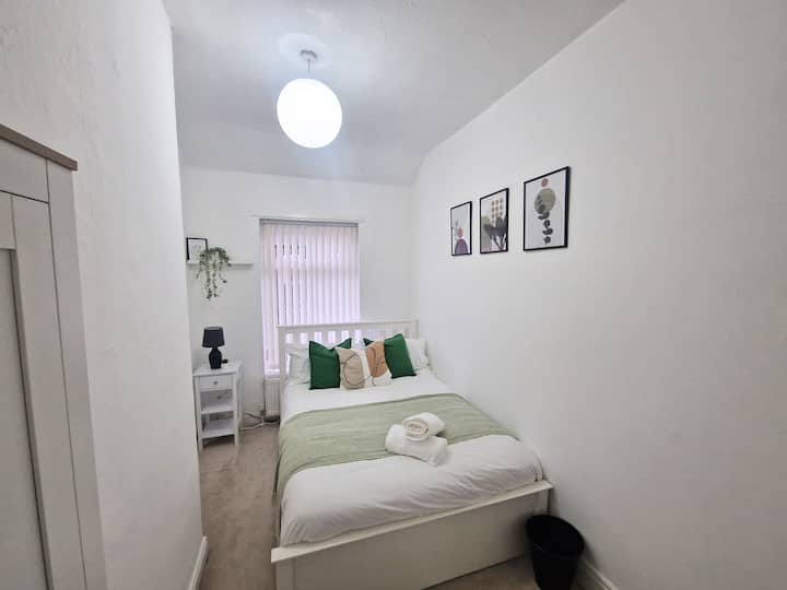 ห้องนอนที่เงียบสงบมีเตียงหรูหราพร้อมผ้าปูที่นอนเนื้อนุ่มสีโทนร้อนและการตกแต่งที่มีสไตล์