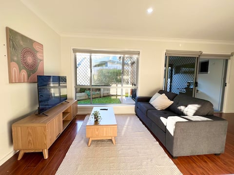 Cute Coomera Home near Theme Parks & Shops