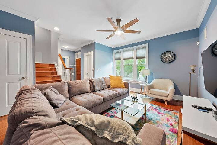 Very Spacious 14 Bed/3.5Bath home-Perfect location gallery image 5