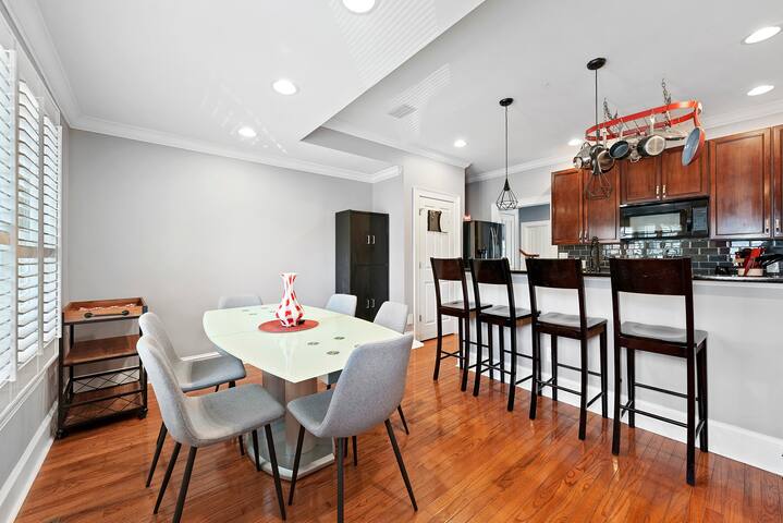 Very Spacious 14 Bed/3.5Bath home-Perfect location gallery image 4