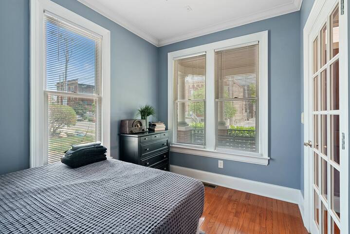 Combined 2 homes- 9BR/8 BTH, 25 beds Best Location gallery image 2