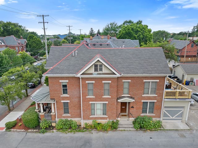 Combined 2 homes- 9BR/8 BTH, 25 beds Best Location