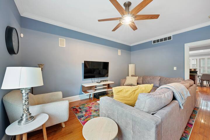 Very Spacious 14 Bed/3.5Bath home-Perfect location gallery image 2