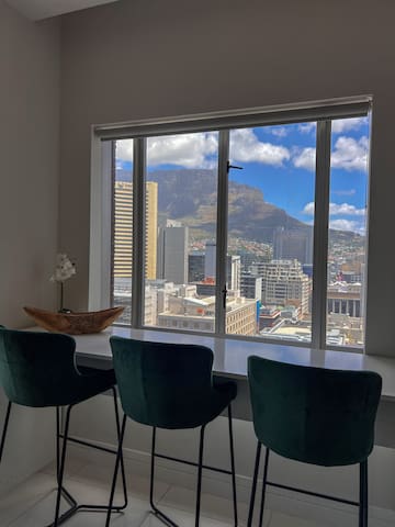 Stylish 2 Bedroom Apartment Table Mountain Views gallery image 4
