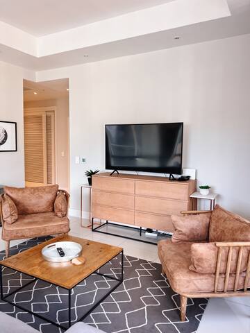 Stylish 2 Bedroom Apartment Table Mountain Views gallery image 2