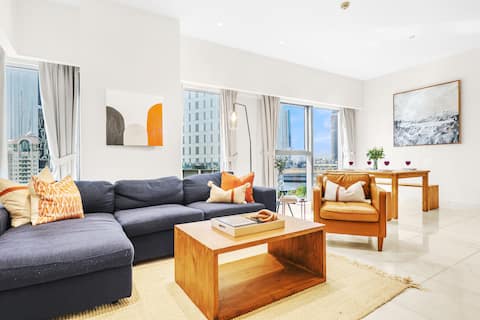 Popular Airbnb listing: DIFC 1BR City View| Sleeps 4 | 400m to Metro |Pool in Trade Center Second