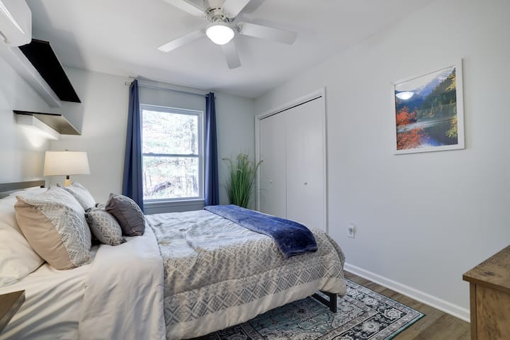 Upstairs front bedroom with queen bed